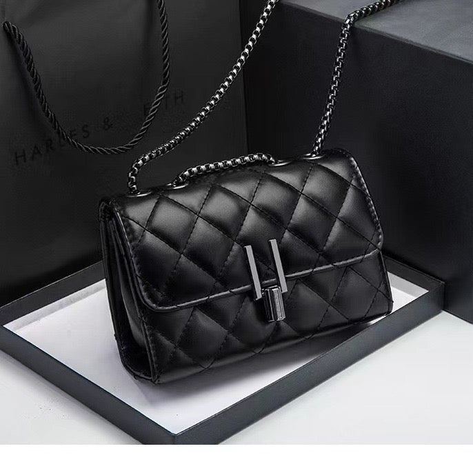 Naomi Quilted Crossbody Purse Shoulder Bag with Flap Handbag with Chain Strap Side Purse Black Evening Clutch For Women.