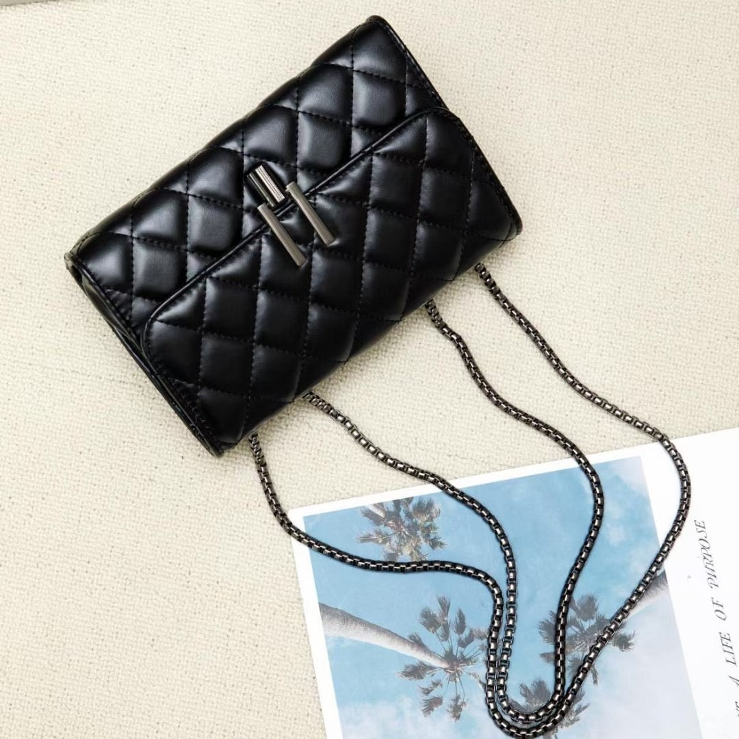 Naomi Quilted Crossbody Purse Shoulder Bag with Flap Handbag with Chain Strap Side Purse Black Evening Clutch For Women.